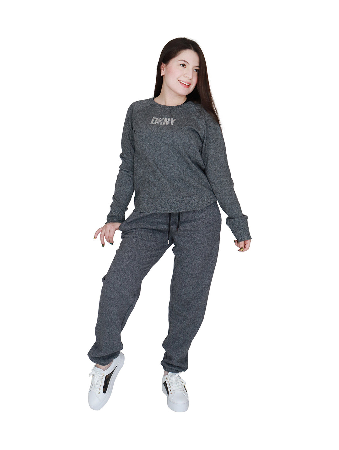 Pantalones deportivos joggers color gris oscuro con cordones negros en la cintura.