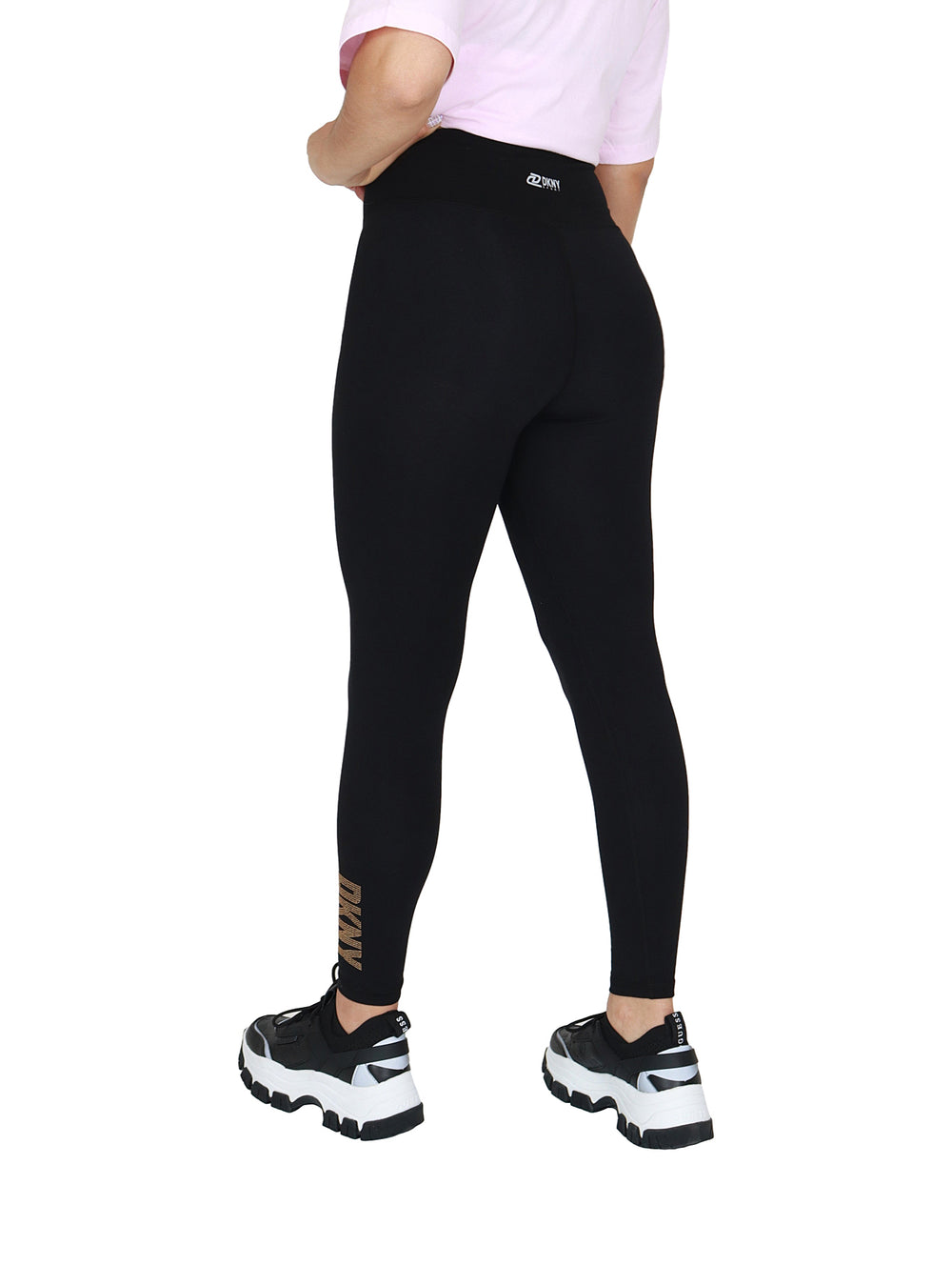 Leggings negros de cintura alta marca DKNY con logo dorado en el tobillo.