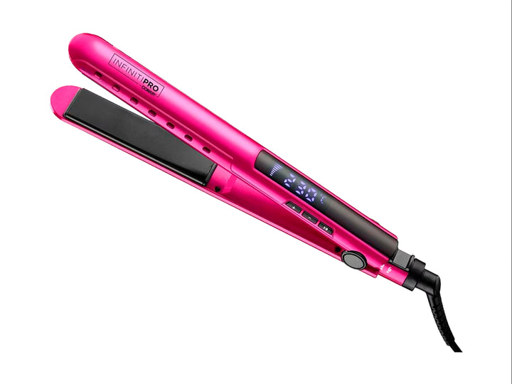 Alaciadora Conair color fucsia con pantalla digital y placas negras sobre fondo blanco.
