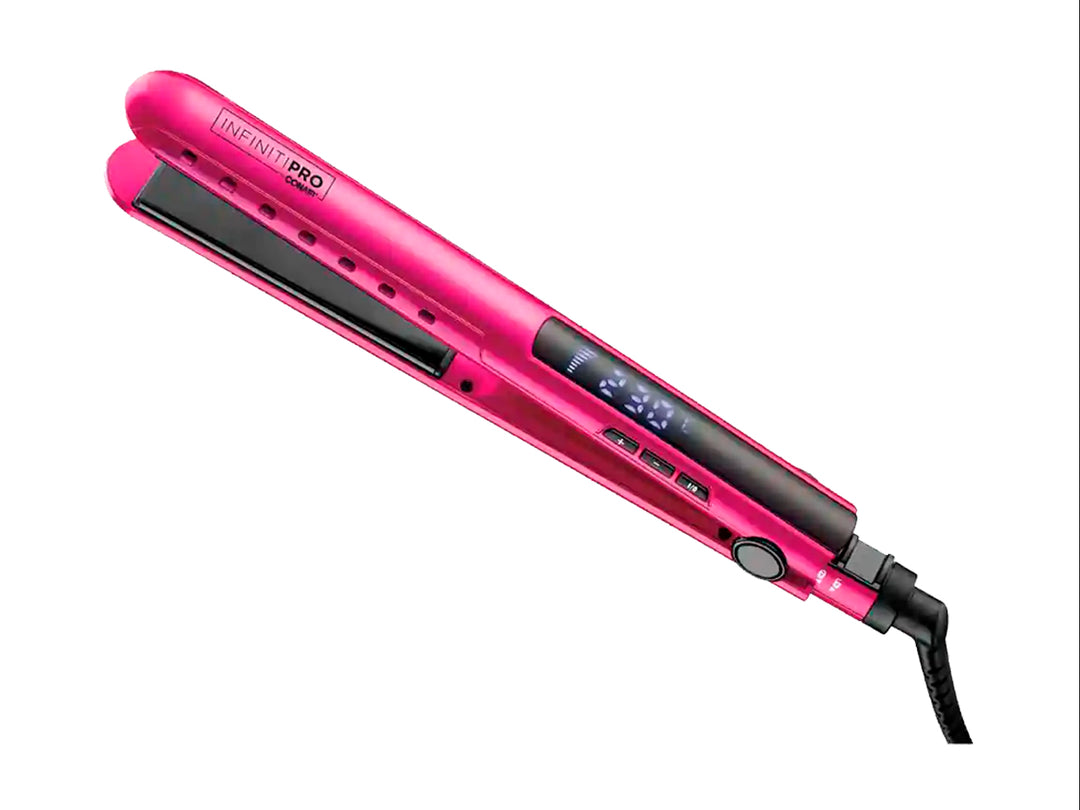 Alaciadora Conair color fucsia con pantalla digital y placas negras sobre fondo blanco.