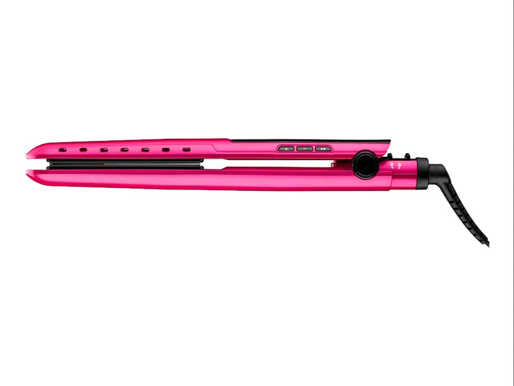 Alaciadora Conair color fucsia con pantalla digital y placas negras sobre fondo blanco.