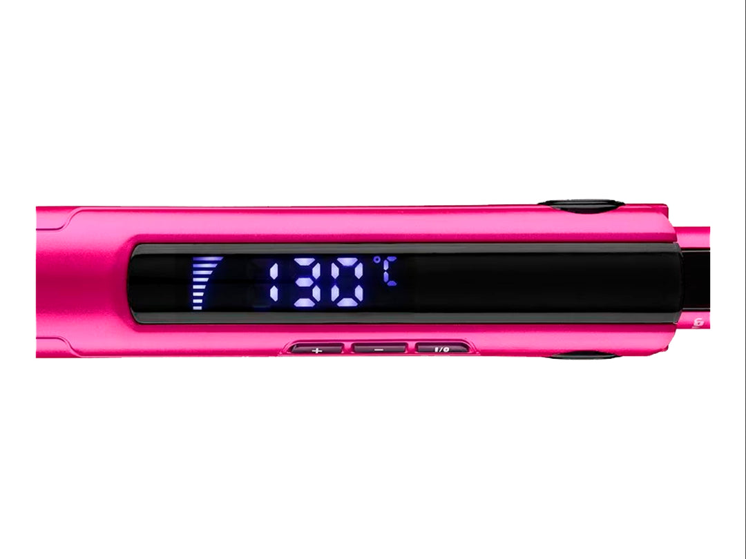 Alaciadora Conair color fucsia con pantalla digital y placas negras sobre fondo blanco.