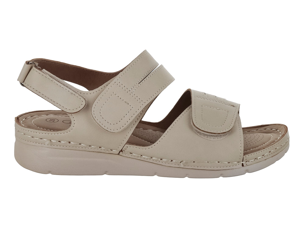 Sandalia Comfort Fit color beige con correas ajustables de velcro y suela ergonómica.
