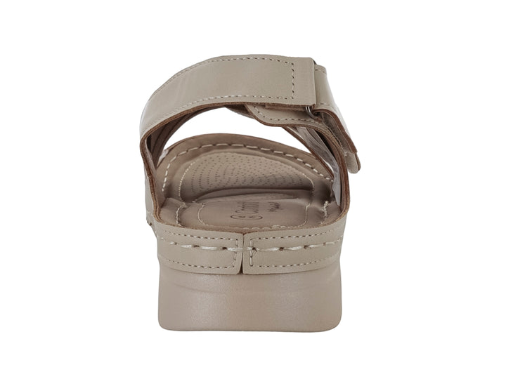 Sandalia Comfort Fit color beige con correas ajustables de velcro y suela ergonómica.