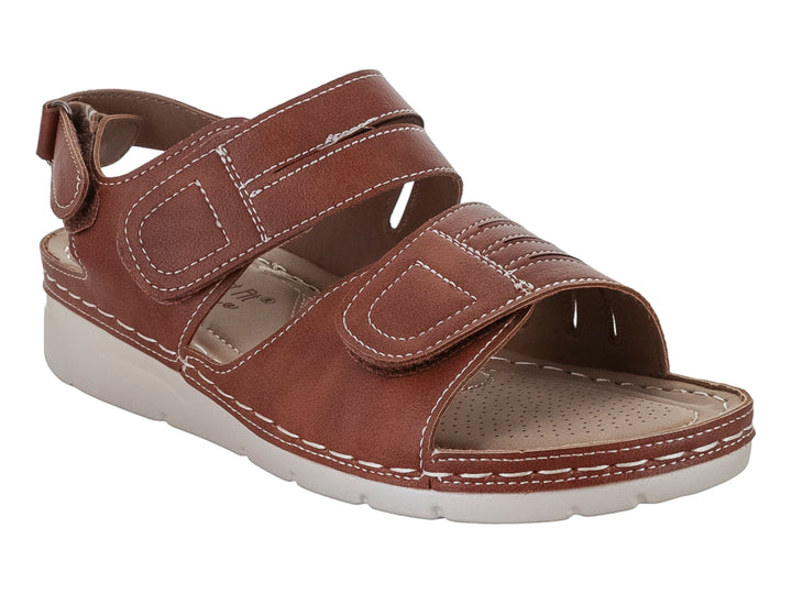 Sandalia color camel con dos tiras ajustables y suela blanca.
