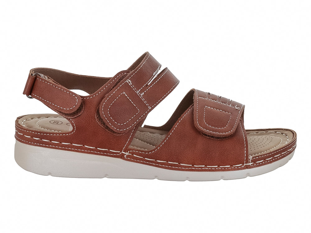 Sandalia color camel con dos tiras ajustables y suela blanca.