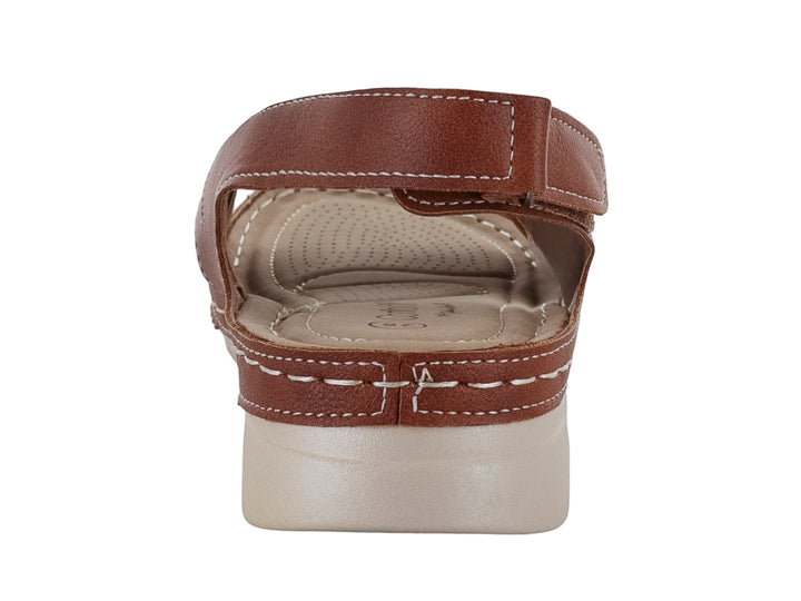 Sandalia color camel con dos tiras ajustables y suela blanca.