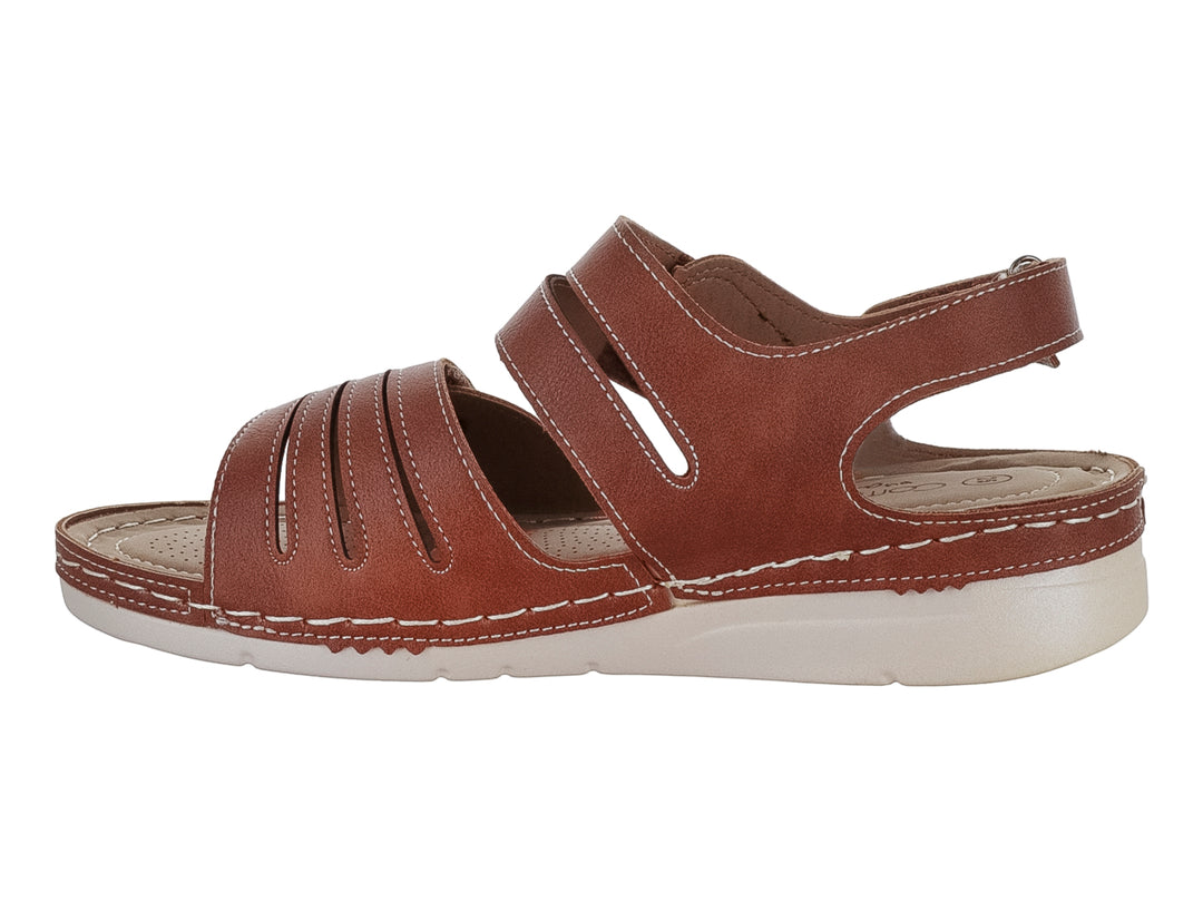 Sandalia color camel con dos tiras ajustables y suela blanca.