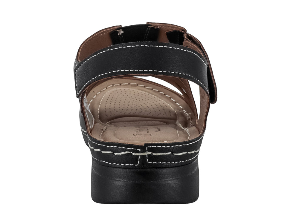 Sandalia negra Comfort Fit con costuras blancas y correa ajustable.