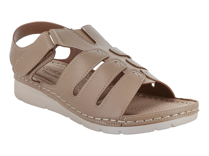 Sandalia Comfort Fit color camel con tiras transversales y suela blanca para mujer.