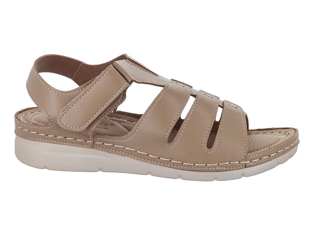 Sandalia Comfort Fit color camel con tiras transversales y suela blanca para mujer.