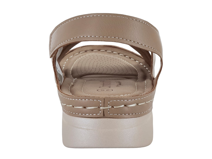 Sandalia Comfort Fit color camel con tiras transversales y suela blanca para mujer.