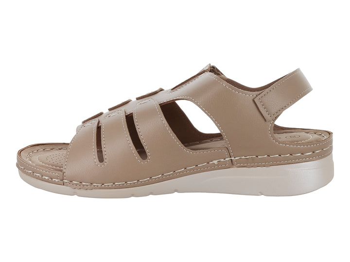 Sandalia Comfort Fit color camel con tiras transversales y suela blanca para mujer.