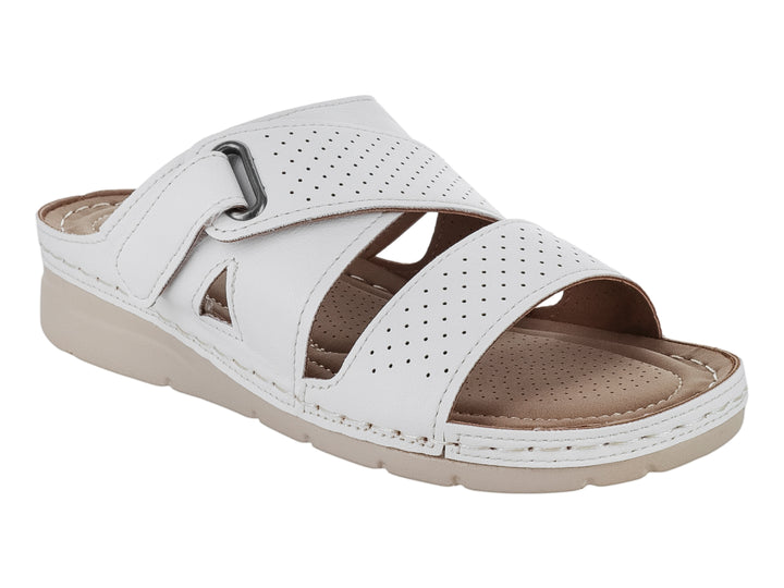 Sandalia blanca de tiras perforadas con suela beige y diseño confortable.