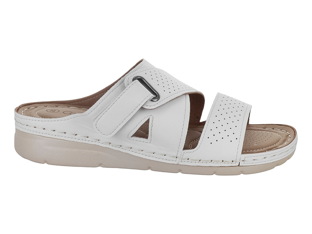 Sandalia blanca de tiras perforadas con suela beige y diseño confortable.
