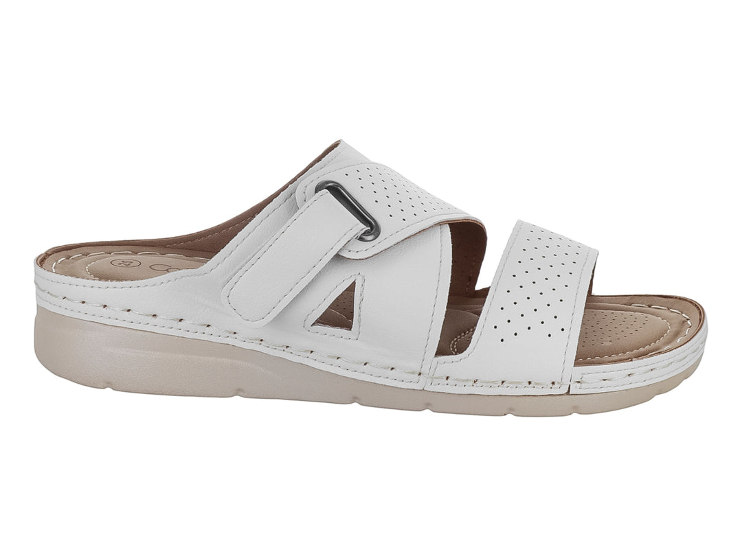 Sandalia blanca de tiras perforadas con suela beige y diseño confortable.