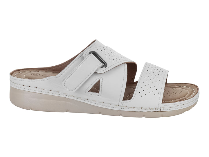 Sandalia blanca de tiras perforadas con suela beige y diseño confortable.