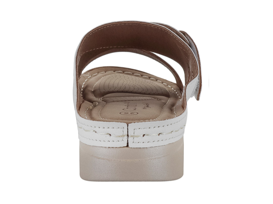 Sandalia blanca de tiras perforadas con suela beige y diseño confortable.