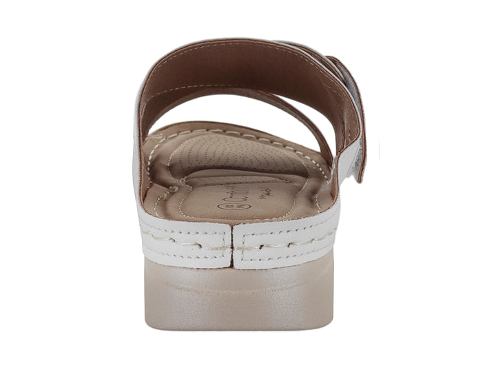 Sandalia blanca de tiras perforadas con suela beige y diseño confortable.
