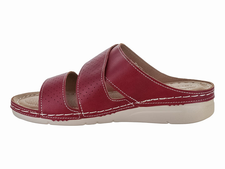 Sandalia roja de material sintético con correas perforadas, hebilla metálica y suela blanca contrastante.