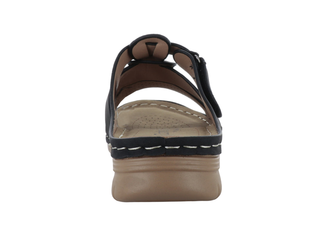 Sandalia Comfort Fit color negro con correas ajustables y suela beige para mujer.