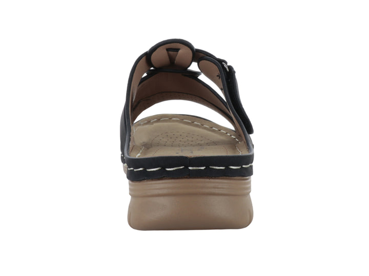 Sandalia Comfort Fit color negro con correas ajustables y suela beige para mujer.