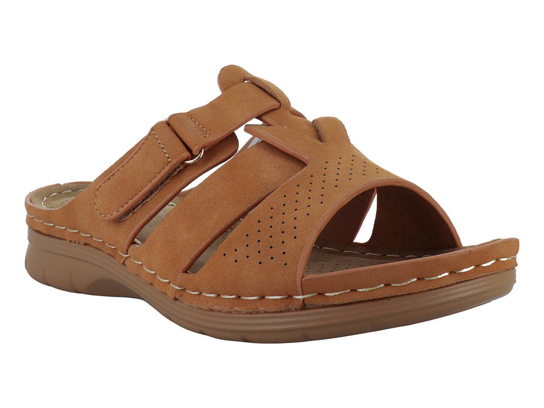 Sandalia color camel con tiras ajustables y detalles perforados.