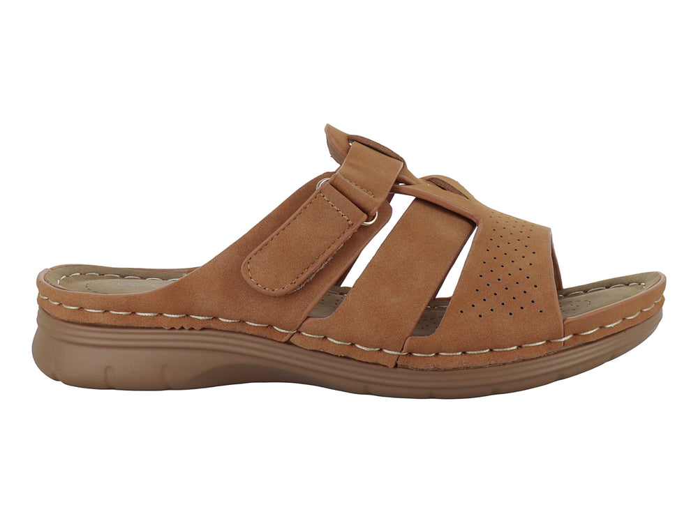 Sandalia color camel con tiras ajustables y detalles perforados.