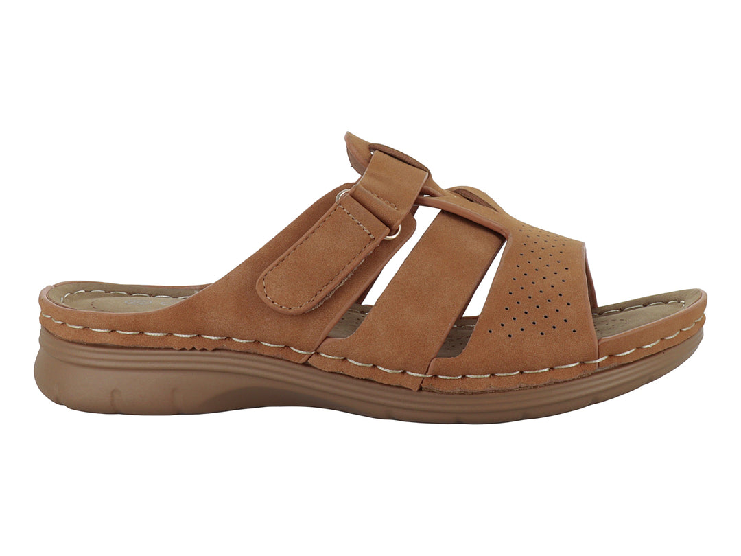Sandalia color camel con tiras ajustables y detalles perforados.