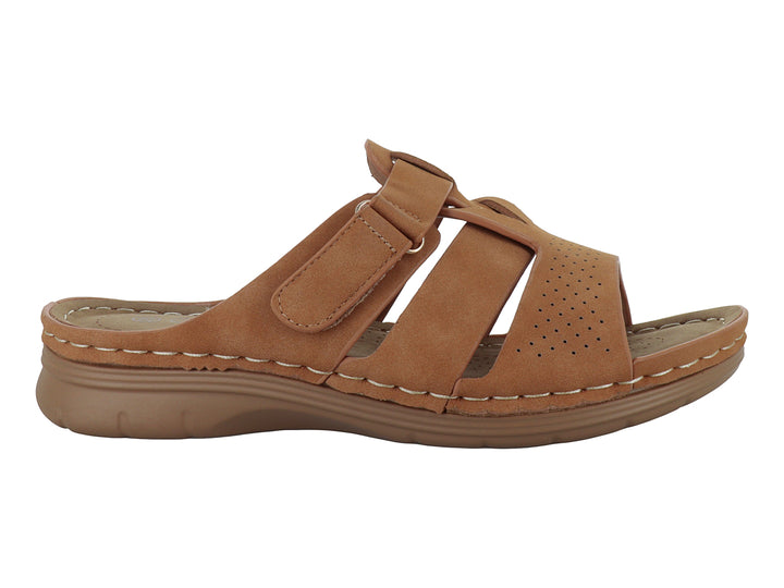 Sandalia color camel con tiras ajustables y detalles perforados.