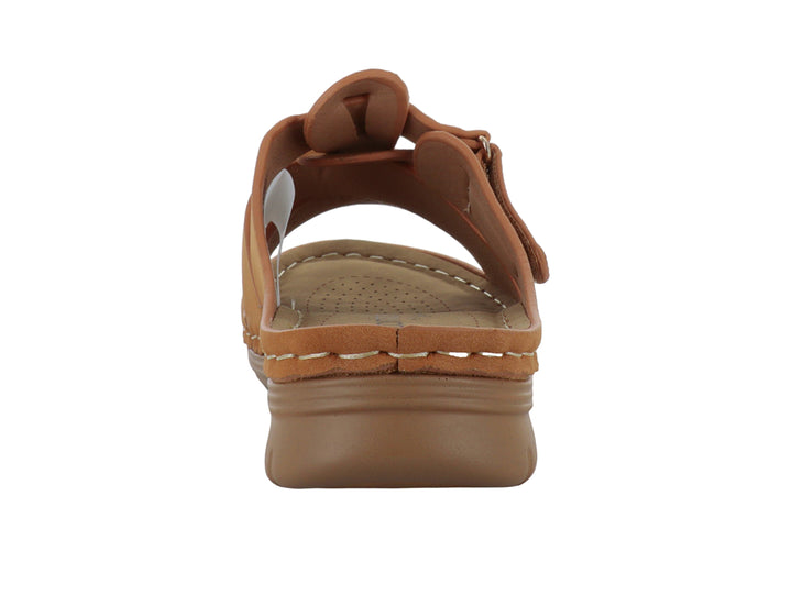 Sandalia color camel con tiras ajustables y detalles perforados.