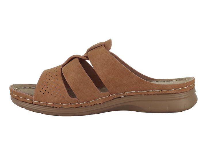 Sandalia color camel con tiras ajustables y detalles perforados.