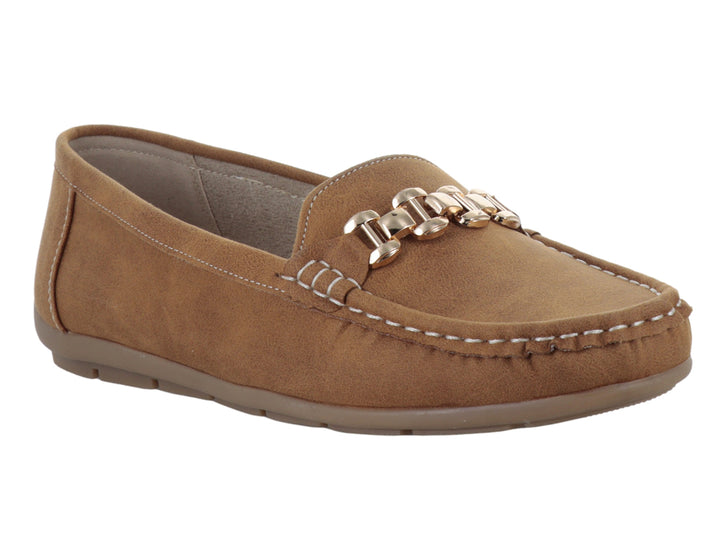 Zapato tipo mocasín color camel con detalle de cadena dorada en el empeine y costuras contrastantes.