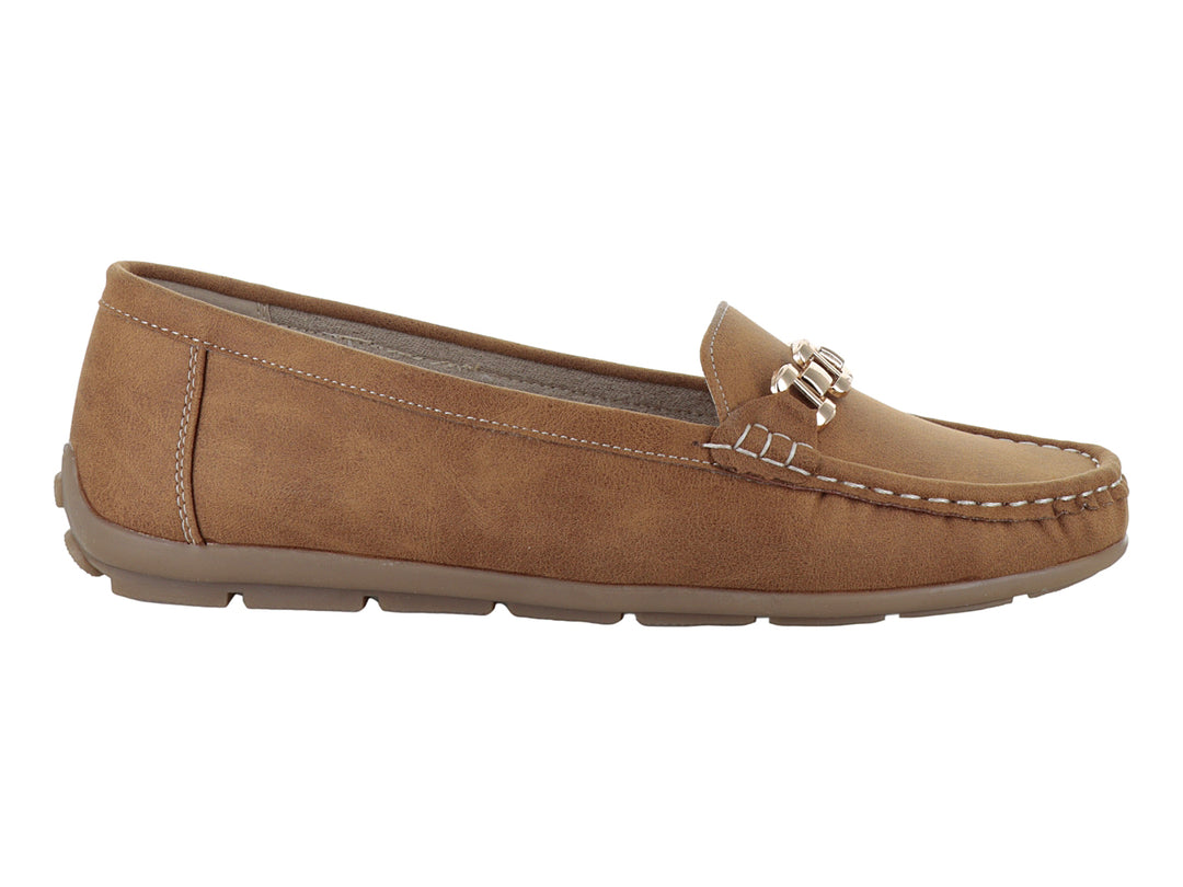 Zapato tipo mocasín color camel con detalle de cadena dorada en el empeine y costuras contrastantes.