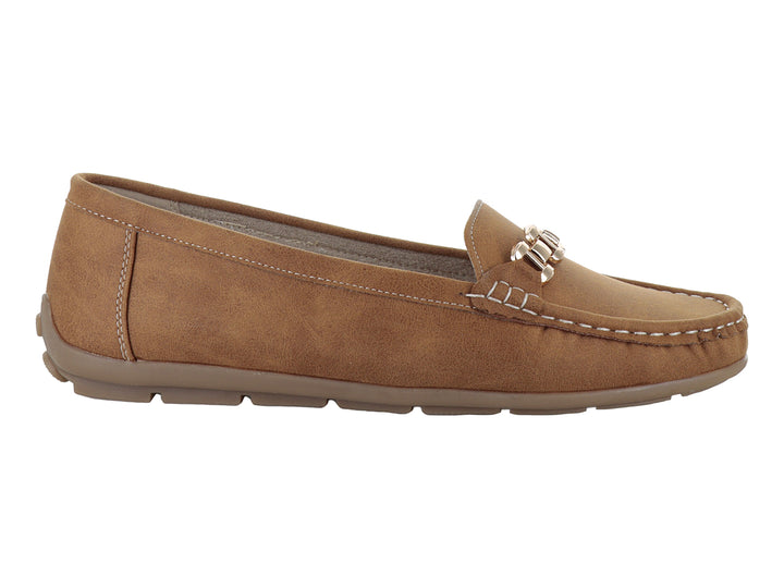 Zapato tipo mocasín color camel con detalle de cadena dorada en el empeine y costuras contrastantes.