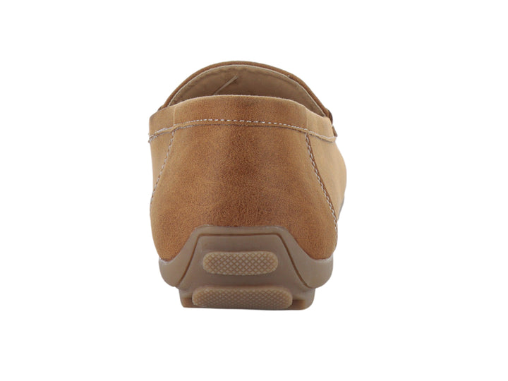 Zapato tipo mocasín color camel con detalle de cadena dorada en el empeine y costuras contrastantes.