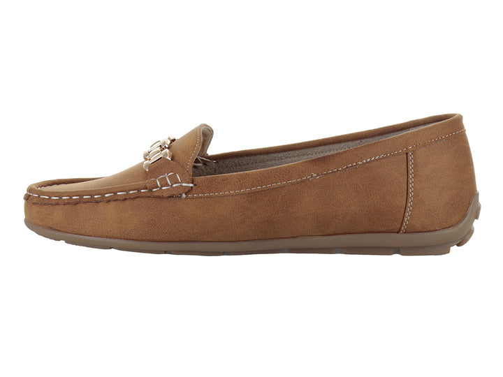 Zapato tipo mocasín color camel con detalle de cadena dorada en el empeine y costuras contrastantes.