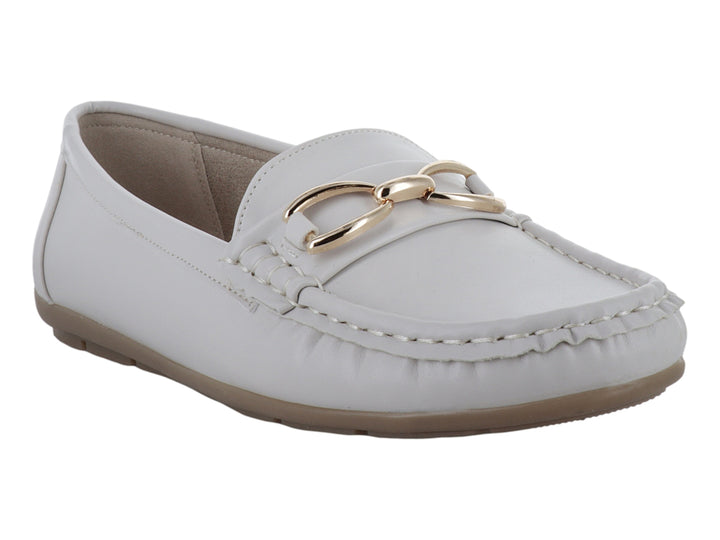 Mocasines color beige para mujer con detalle de cadena dorada en la parte superior.
