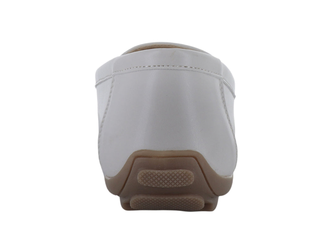 Mocasines color beige para mujer con detalle de cadena dorada en la parte superior.