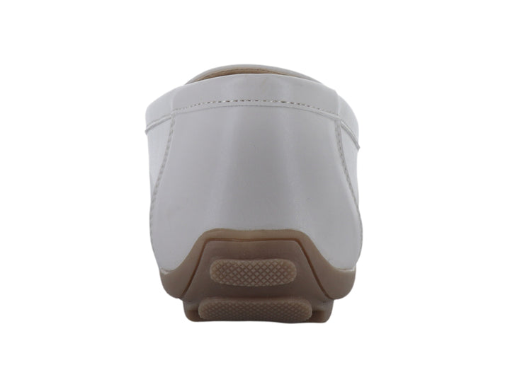 Mocasines color beige para mujer con detalle de cadena dorada en la parte superior.
