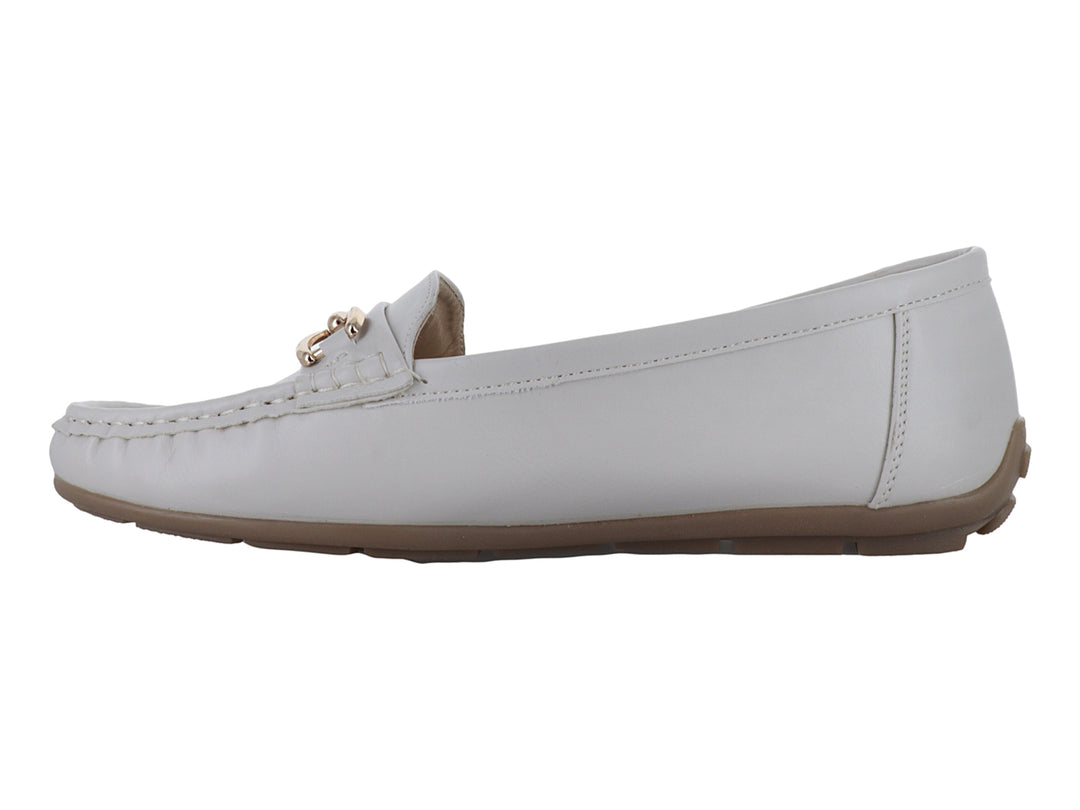 Mocasines color beige para mujer con detalle de cadena dorada en la parte superior.