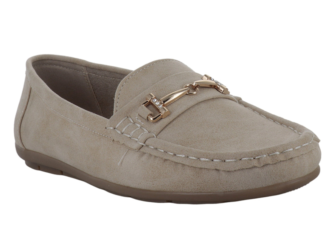 Zapato tipo mocasín color beige con detalle de hebilla dorada en la parte superior