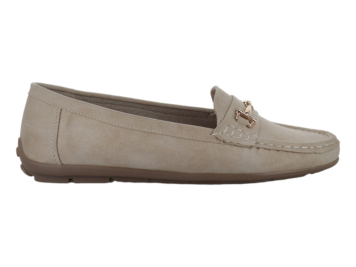 Zapato tipo mocasín color beige con detalle de hebilla dorada en la parte superior