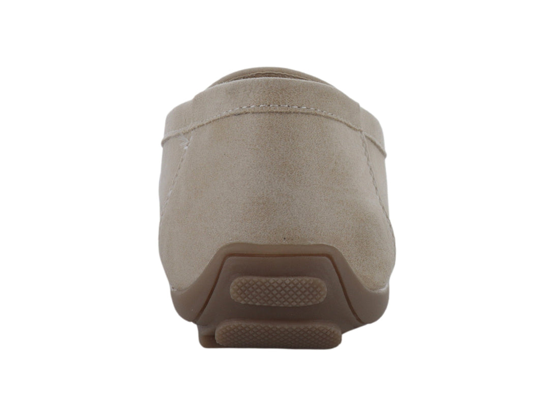 Zapato tipo mocasín color beige con detalle de hebilla dorada en la parte superior