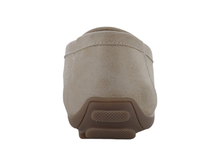 Zapato tipo mocasín color beige con detalle de hebilla dorada en la parte superior