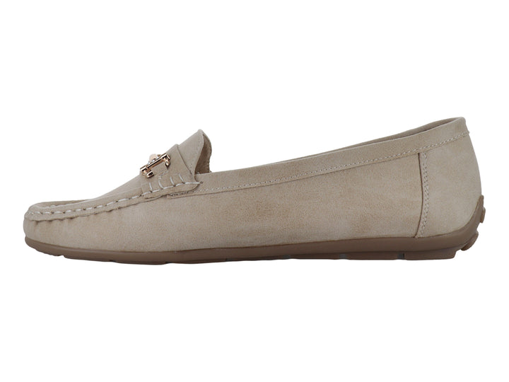 Zapato tipo mocasín color beige con detalle de hebilla dorada en la parte superior