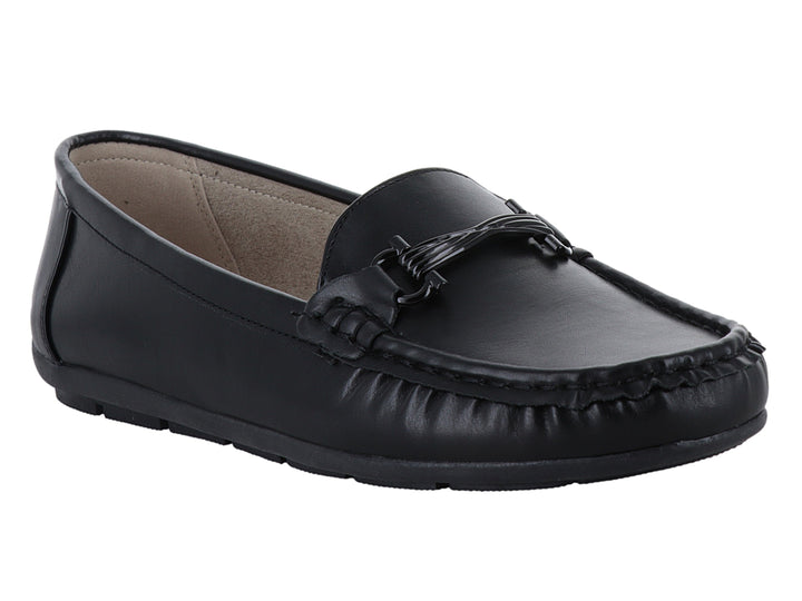 Zapato tipo mocasín color negro con detalle decorativo en la parte superior y costuras visibles en la punta.