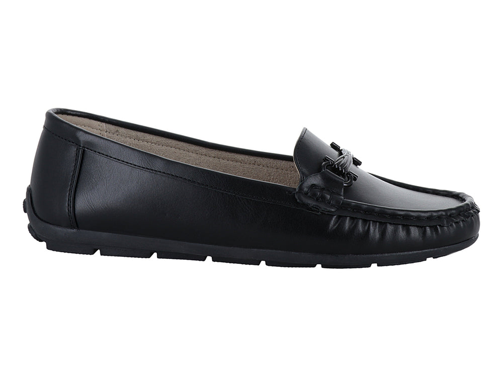 Zapato tipo mocasín color negro con detalle decorativo en la parte superior y costuras visibles en la punta.