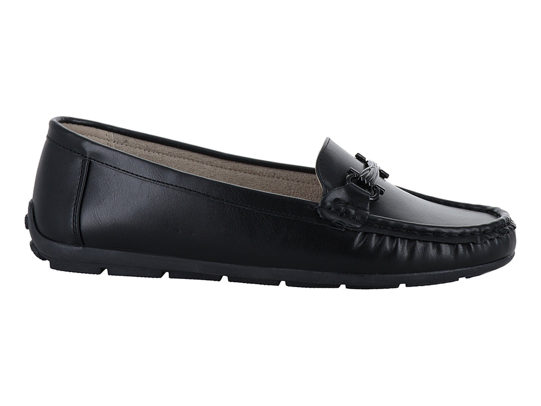 Zapato tipo mocasín color negro con detalle decorativo en la parte superior y costuras visibles en la punta.