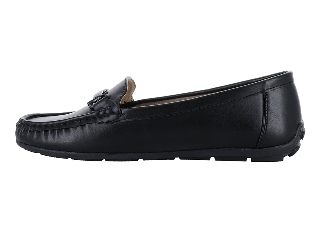 Zapato tipo mocasín color negro con detalle decorativo en la parte superior y costuras visibles en la punta.